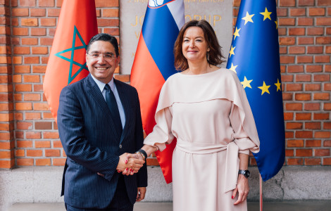 OBISK MAROKO 18 4 2025 6 (Ženska in moški se stoje rokujeta)