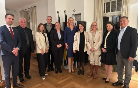 WhatsApp Image 2025 04 04 at 13.23.31 (Množica ljudi stoji v polkrogu)