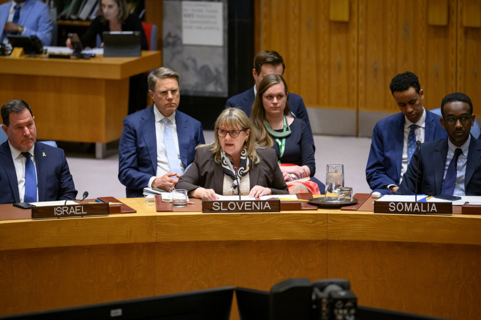 dvorana, v ospredju slovenska delegacija in Barbara Žvokelj