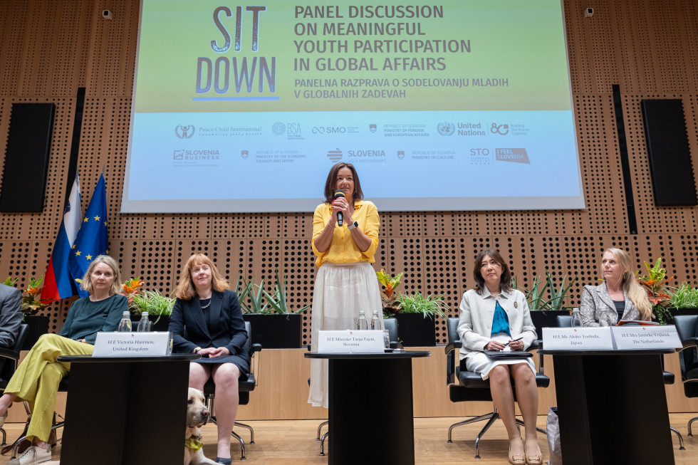 ministrica Fajon na odru, nagovor