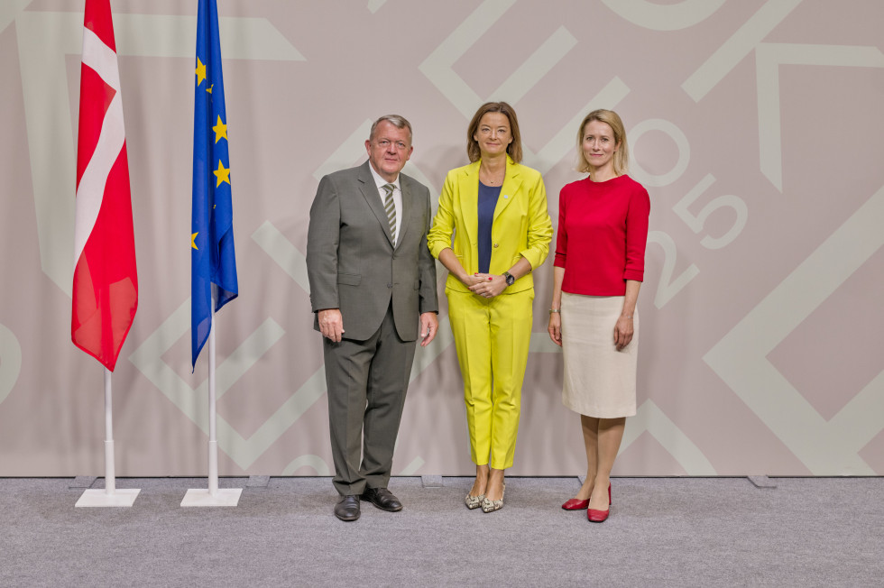 danski zunanji minister, Fajon, Kaja Kallas, stojijo med zastavami
