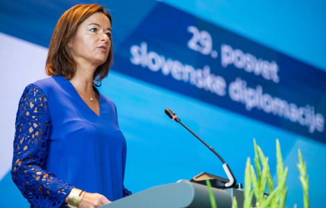 TF na posvetu (ministrica med nagovorom)