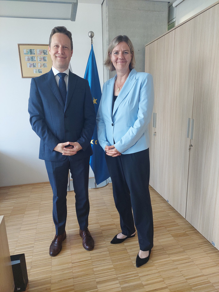 sogovornika stojita eden poleg drugega