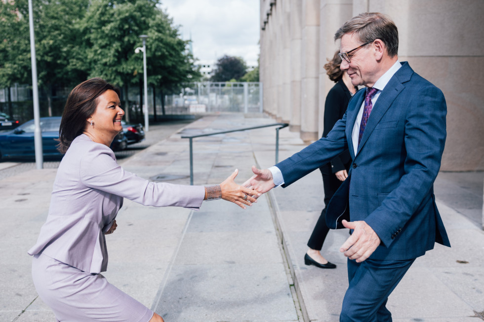 Ministra se rokujeta