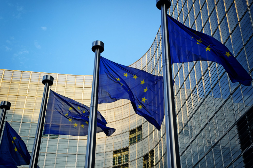 EU zastave plapolajo pred sedežem Evropske komisije v Bruslju