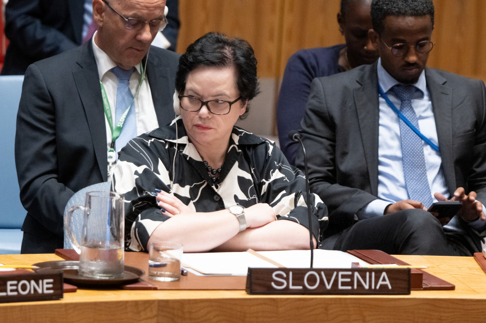 Blokar Drobič sedi v dvorani