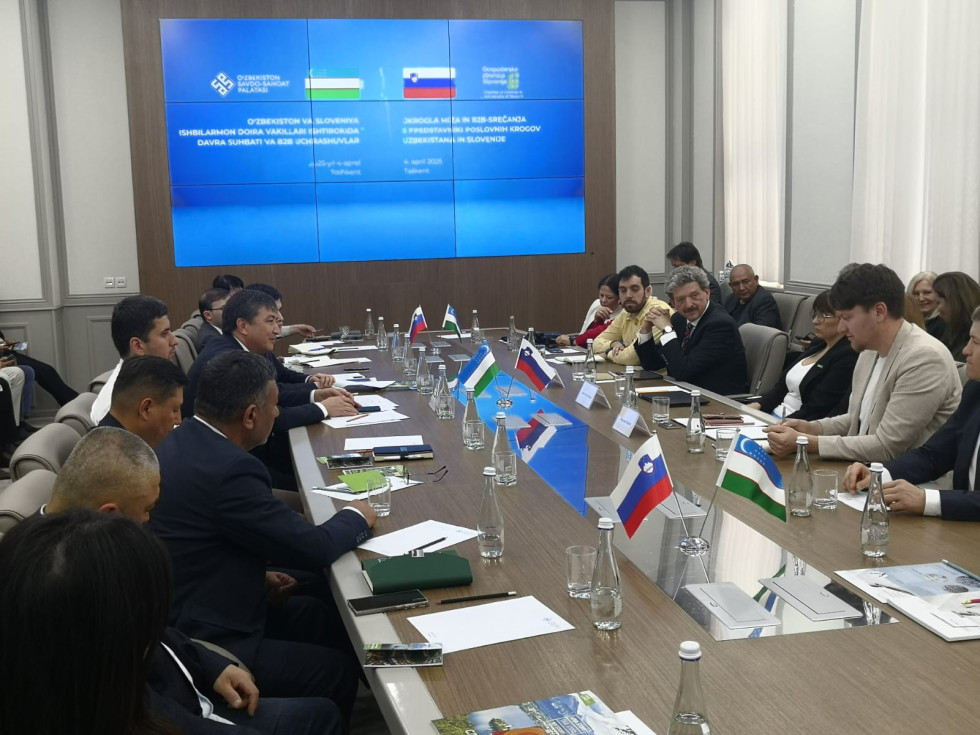 Za dolgo mizo sedita delegaciji Slovenije in Uzbekistana