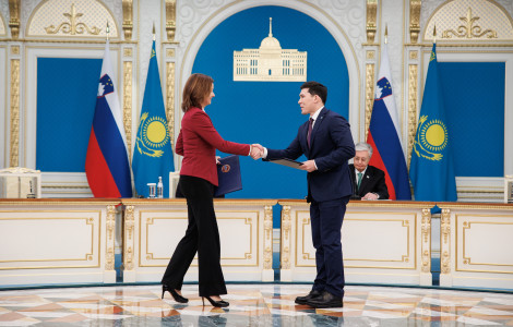 Kazahstan 1 (Oba ministra stojita in se rokujeta.)