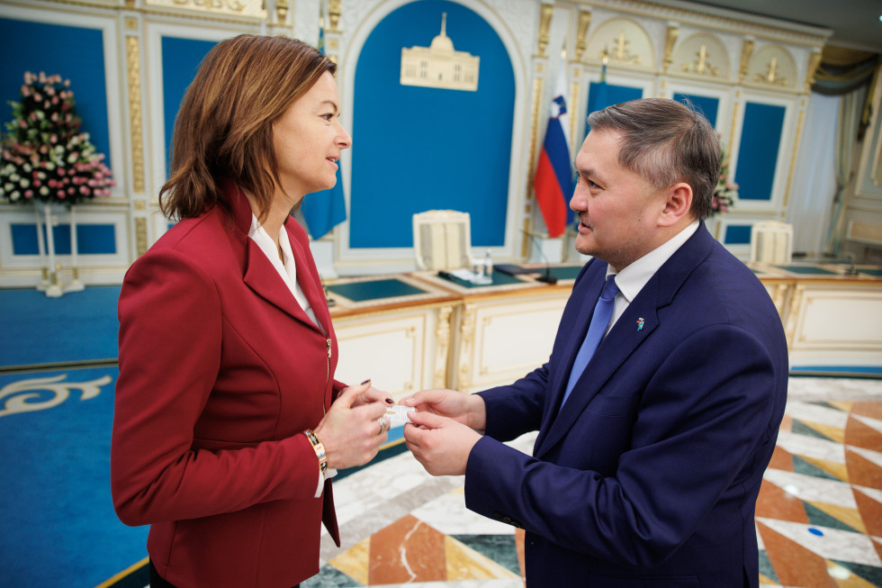 Oba ministra stojita in se rokujeta