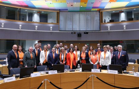 004c6ee1 2aa7 4145 bfcc 372c30c3c02a (Family photo of people with orange scarfs)