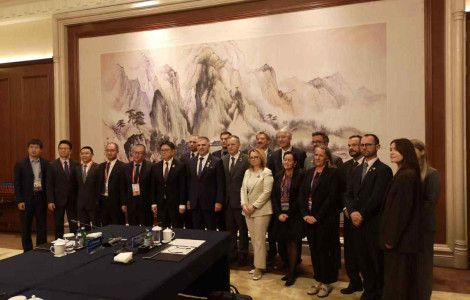 0cf72d5f ca75 44fd a863 015c05a82633 (člani delegacij stojijo eden poleg drugega)