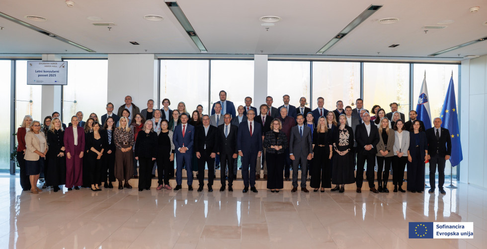 vsi sodelujoči stojijo eden poleg drugega