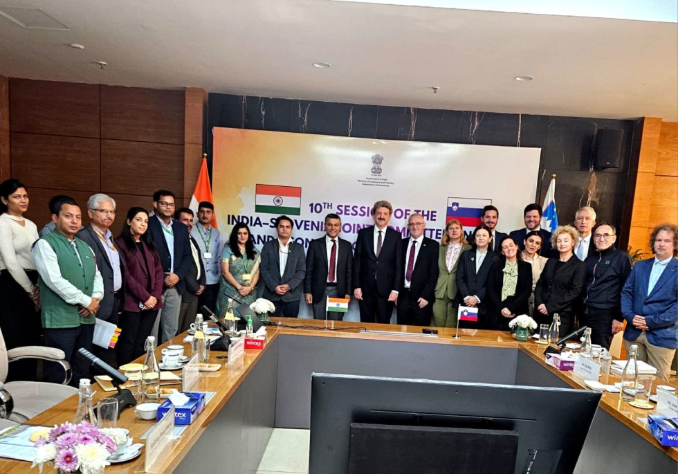 člani komisije stojijo eden poleg drugega