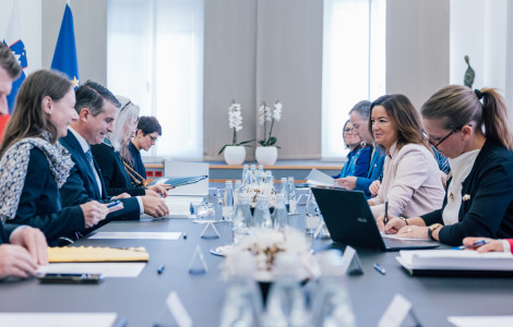 BAVARSKI MINISTER 3 11 2025 9 (a panel table with delegations seated)