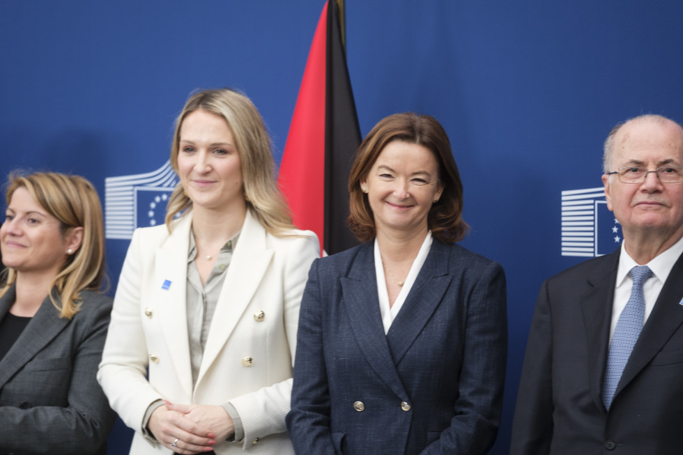 Dve ženski pred zastavami