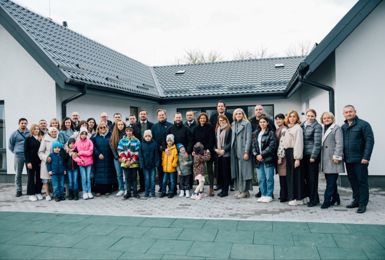 Fajon v Ukrajini odprla prvo rejniško hišo s podporo Slovenije: vsak otrok si zasluži dom