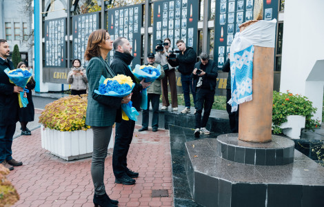 UKRAJINA OKTOBER 2025 DAN 2 5 (Minister lays a wreath)