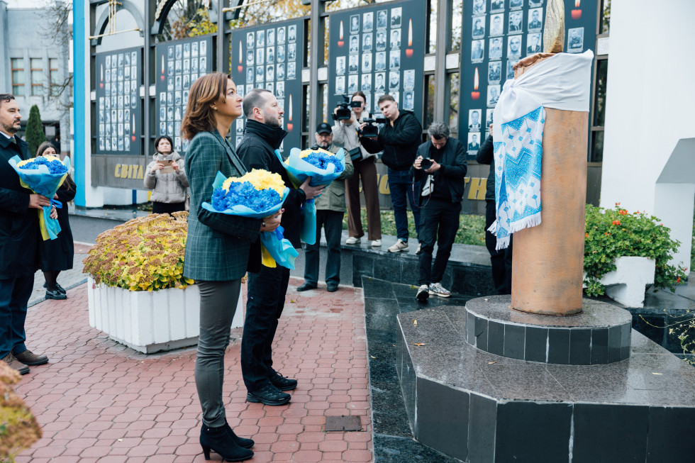 ministrica med polaganjem cvetja