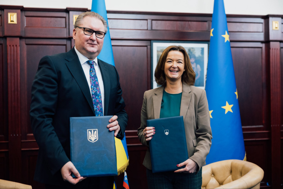 sogovornika po podpisu sporazuma