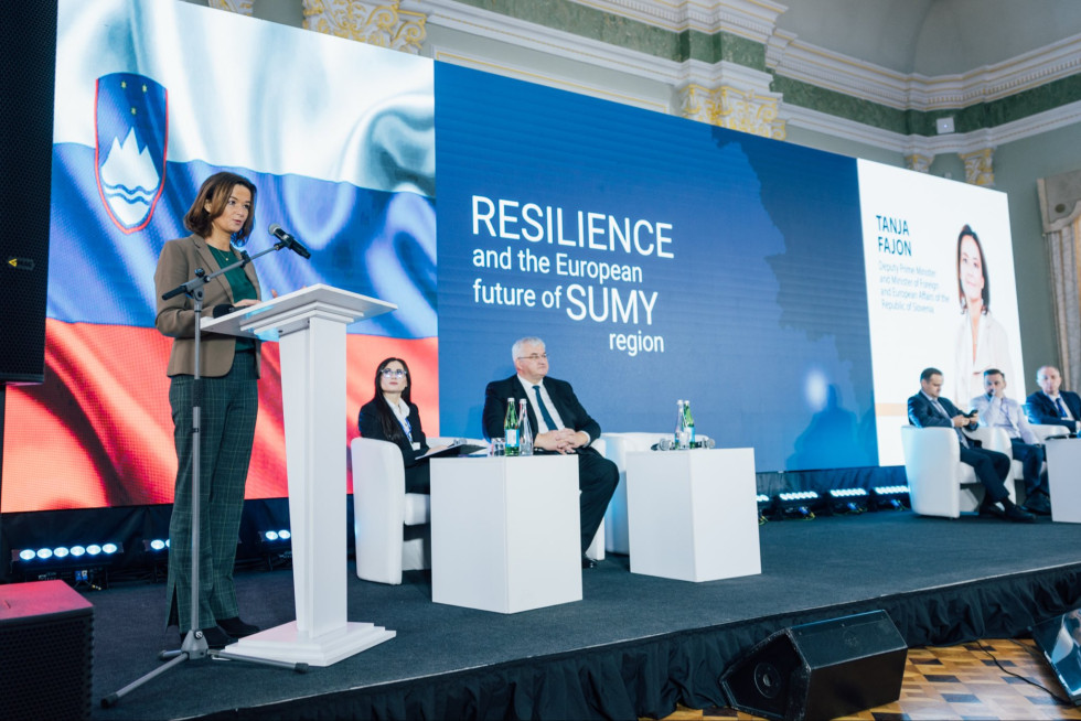 ministrica med nastopom