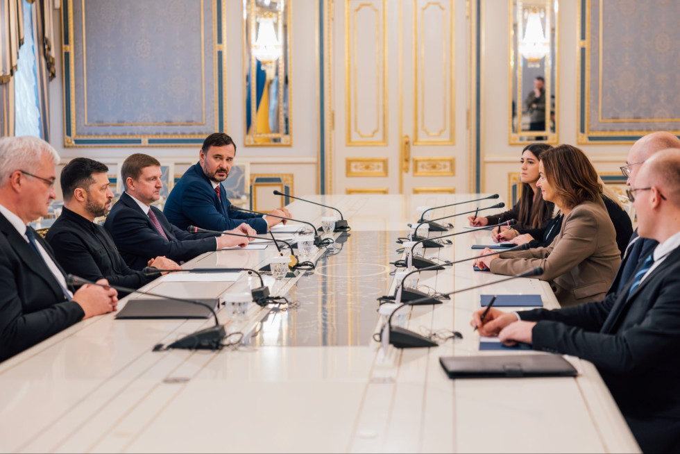 pogovor obeh delegacij za mizo