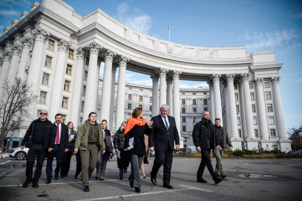 ministra hodita, v ozadju sedež zunanjega ministrstva