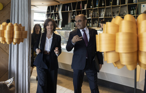 20250901 01465296 (Moški in ženska hodita in govorita)