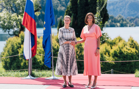 BSF 2025 DAN 2 41 (obe stojita na rdeči preprogi, v ozadju blejski otoček, na levo slovenska in EU zastava)