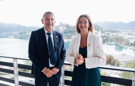 BSF 2025 DAN 3 101 (standing on balcony, both smiling, behind is Bled Lake)