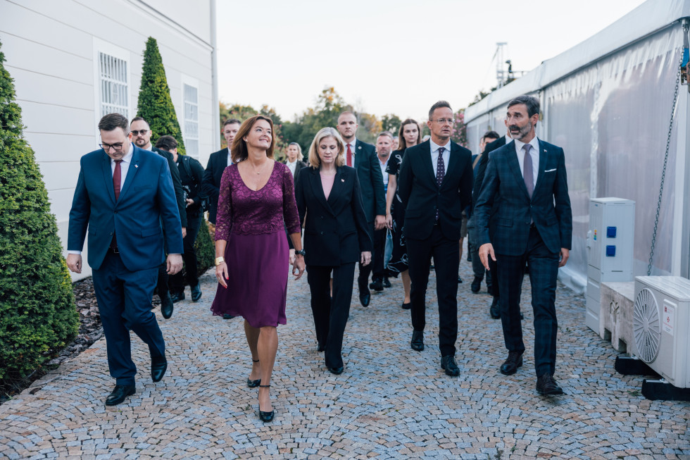 ministri hodijo po potki
