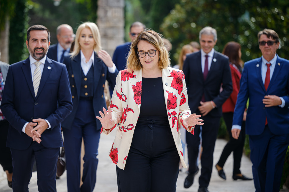 državna sekretarka z udeleženci hodi in govori