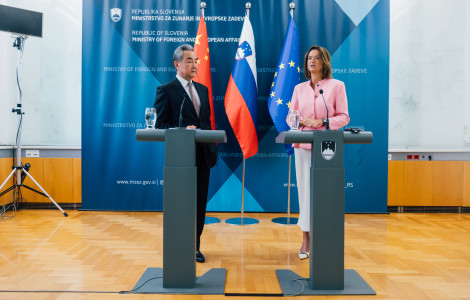 OBISK KITAJKA 13 09 2025 36 (novinarska konferenca, govorniki, oba stojita za mikrofoni, v ozadju zastave)