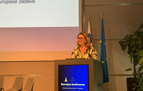 WhatsApp Image 2025 09 23 at 15.41.01 (Ženska govori za govorniškim odrom)