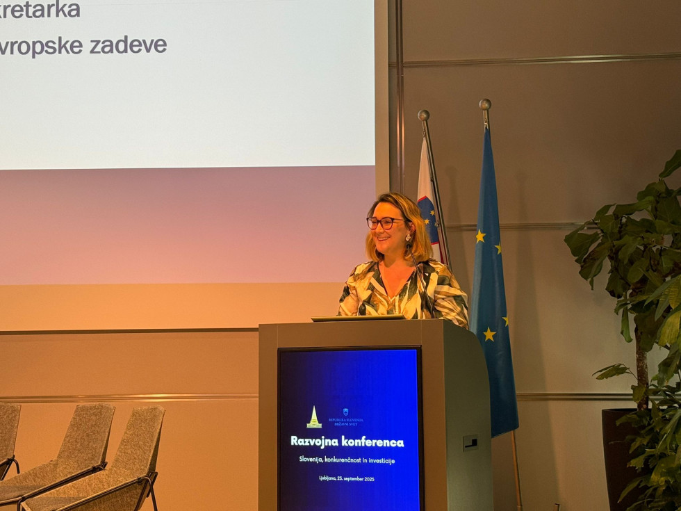 Ženska govori za govorniškim odrom