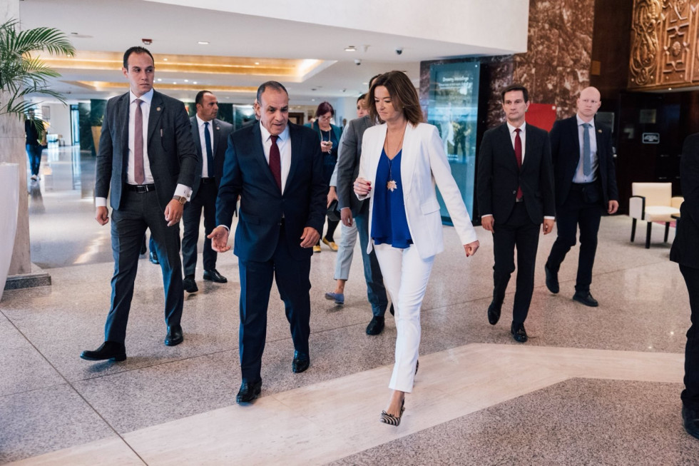 ministra hodita po hodniku, zadaj člani delegacij
