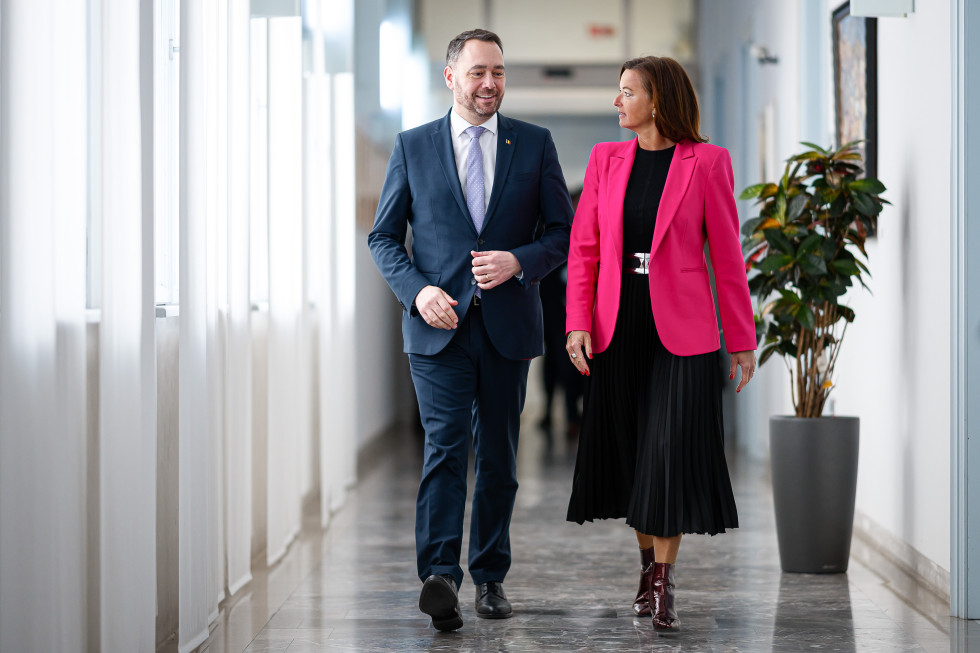 ministra hodita eden poleg drugega po hodniku