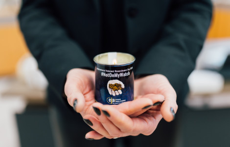 24 1 2025 4 (Women's hands hold a candle.)