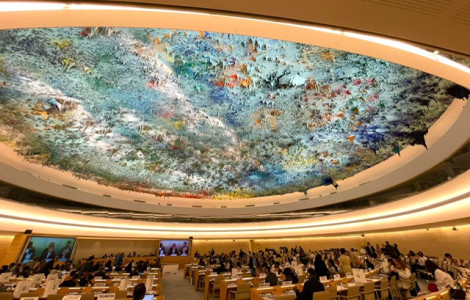 Svet OZN za CP (hall, people sitting)