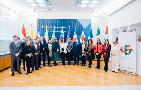 DNEVI LAC 26 3 2026 17 (Family photo; moški in ženske stojijo v polkrogu, za njimi zastave.)