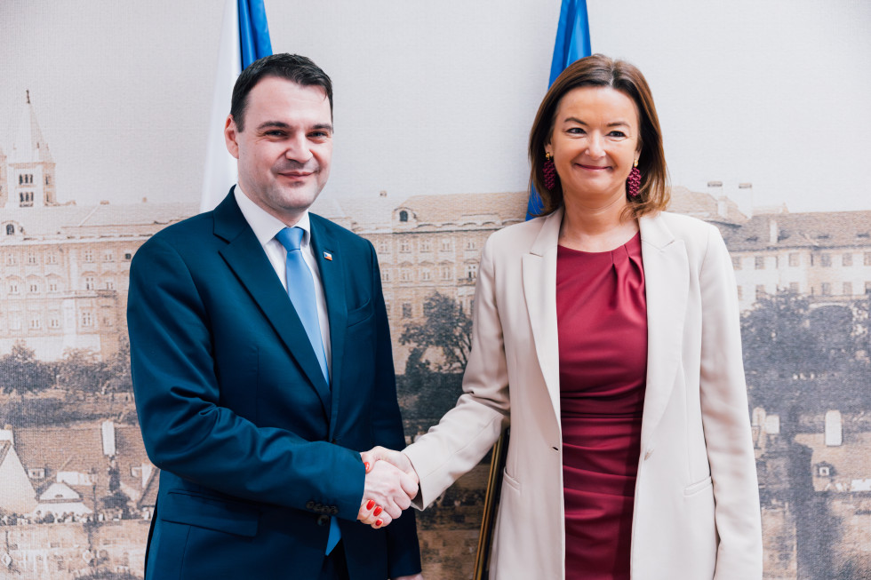 ministra se rokujeta