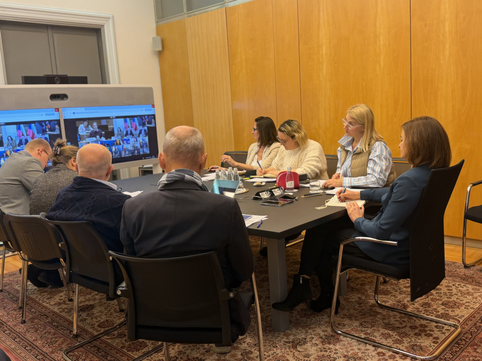 omizje, ljudje sedijo, gledajo ekran z obrazi