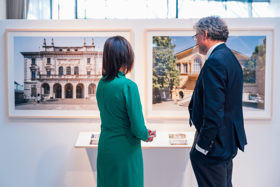 sogovornika med ogledom razstave