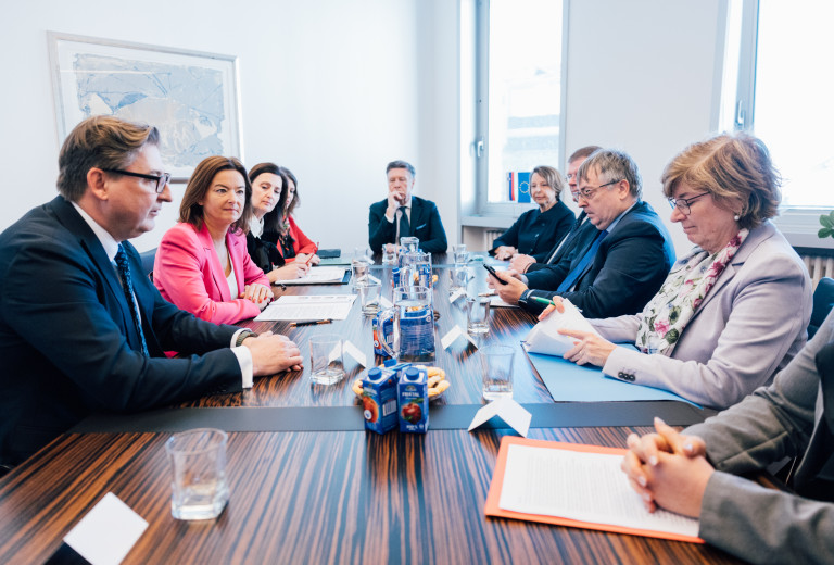 Ministrica Fajon v Trstu s predstavniki slovenske narodne manjšine