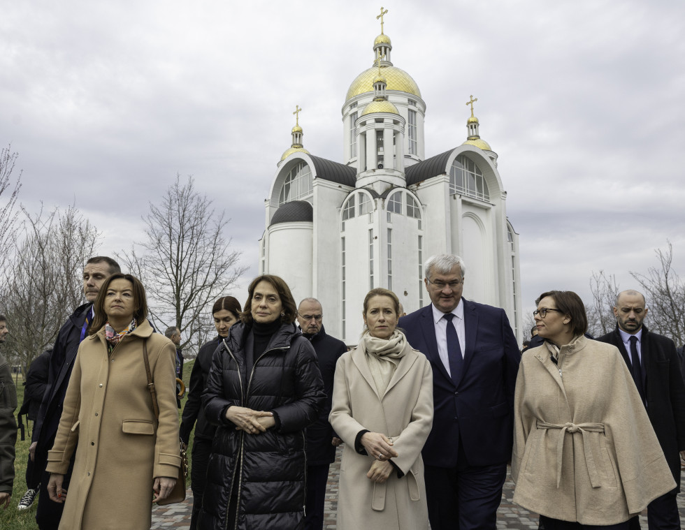 vsi skupaj hodijo od cerkve v Buči