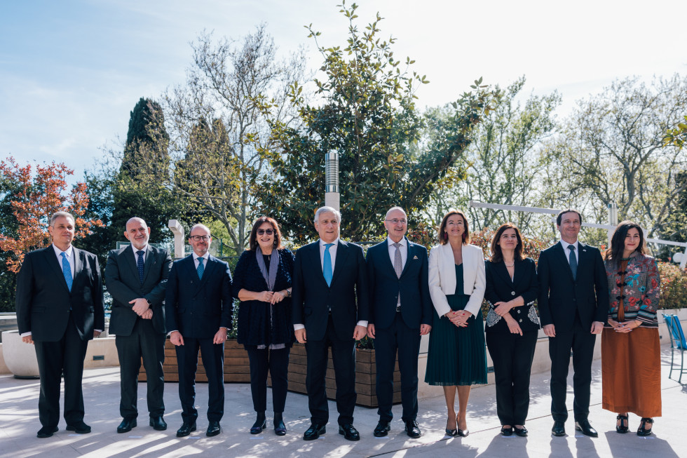 stojijo eden poleg drugega