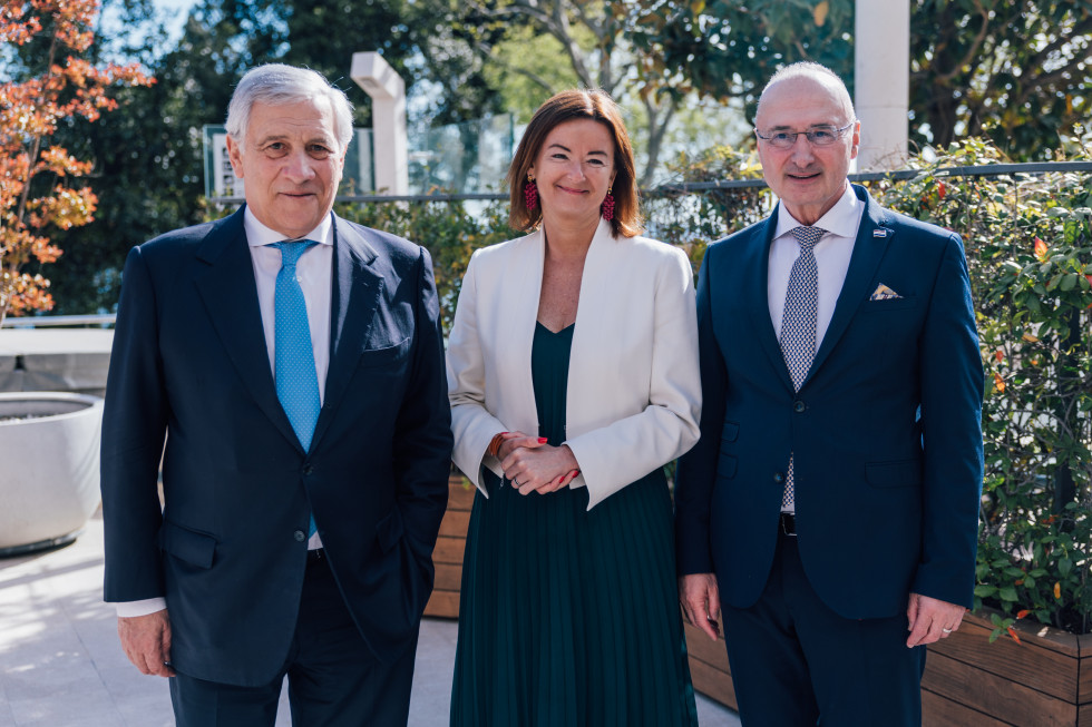 ministri stojijo eden poleg drugega