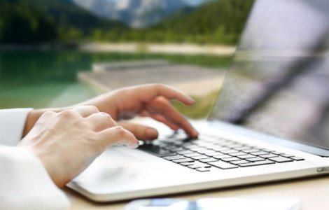 konzulara (roka tipka na prenosniku)