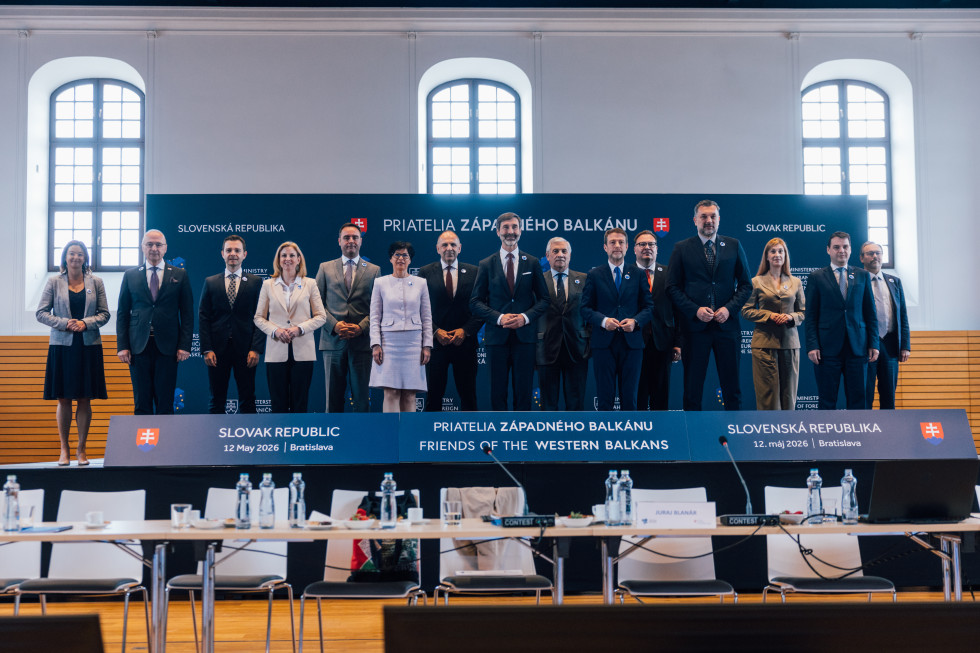 skupinska fotografija udeležencev, vsi stojijo v vrsti