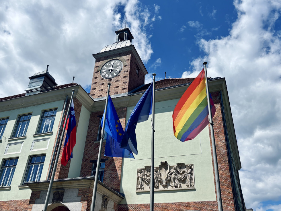 Mavrična zastava pred Ministrstvom za zunanje in evropske zadeve