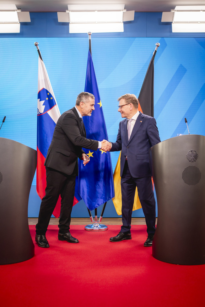 ministra se rokujeta na novinarski konferenci
